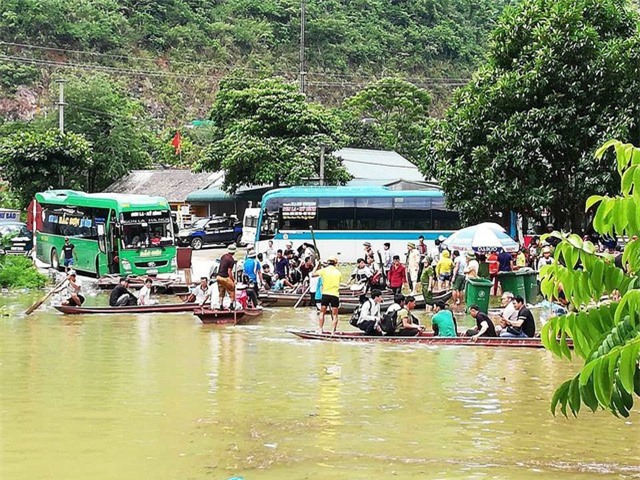 Tấp nập vượt quốc lộ bằng... thuyền