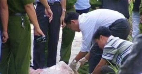 Thi thể người quấn bao tải trong rừng cao su