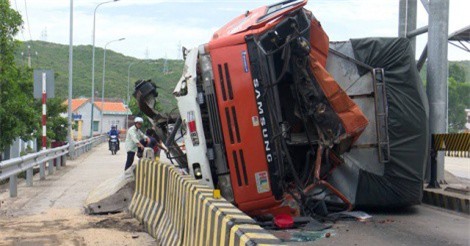 Xe tải lao vào trạm thu phí, tài xế trọng thương