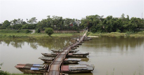 Cầu phao già cỗi rệu rã trong mùa mưa bão