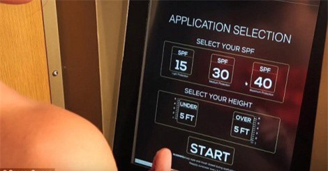 Du khách thích mê với máy xoa kem chống nắng toàn chân chưa tới 10 giây