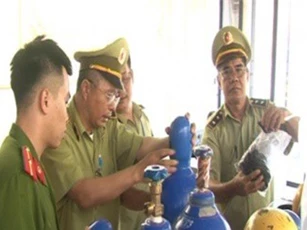 Lạng Sơn: Thu giữ gần 500 kg khí bóng cười tại 2 quán trà sữa