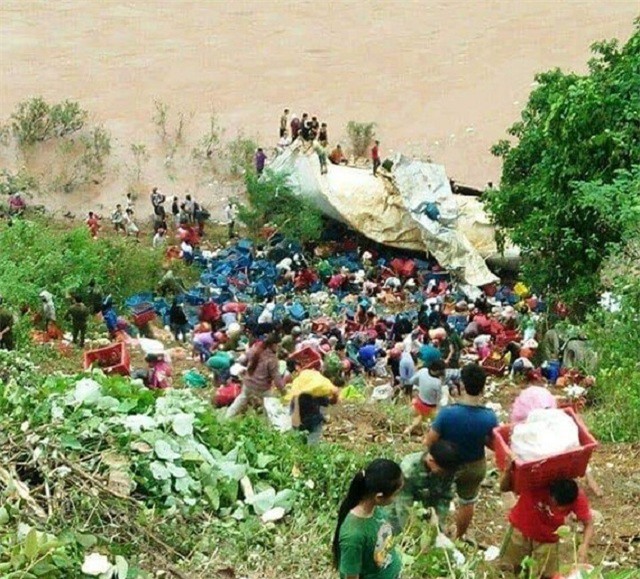 Vụ xe container chở hoa quả lao xuống vực: Người dân không "hôi của"