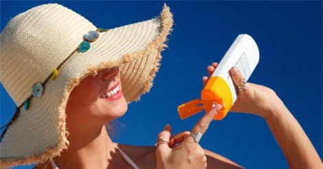 Giảm nguy cơ ung thư da nhờ bôi kem chống nắng thường xuyên