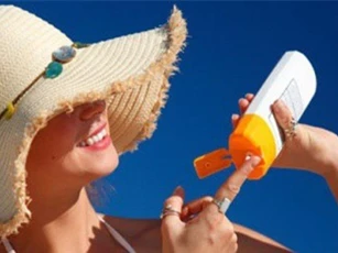 Giảm nguy cơ ung thư da nhờ bôi kem chống nắng thường xuyên