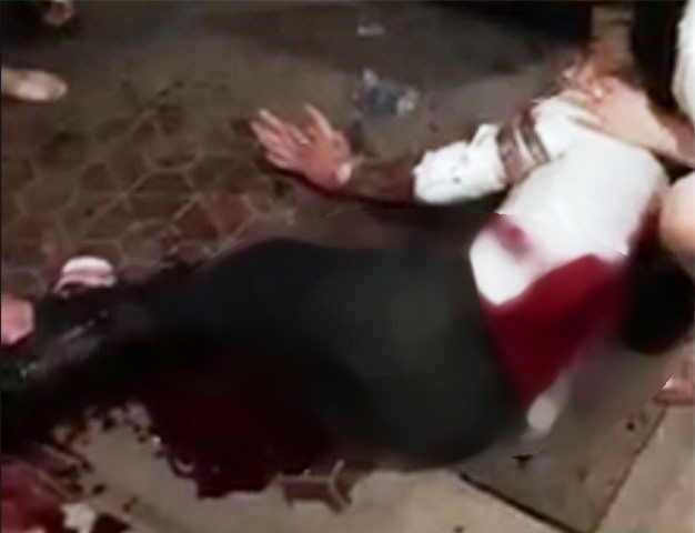 Hai đối tượng bịt mặt mang theo kiếm rượt chém người trên phố