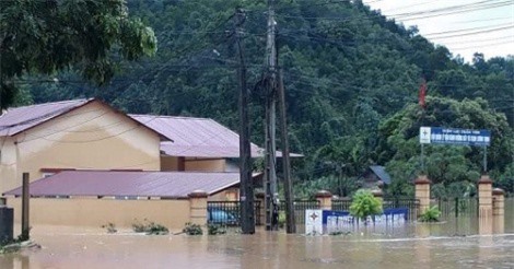 Khắc phục thiệt hại lưới điện tại nhiều tỉnh miền Bắc sau bão số 3, lộ cột điện làm từ tre 