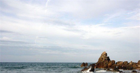 Quảng Bình: Tắm biển lúc sóng lớn, một người bị nước cuốn trôi