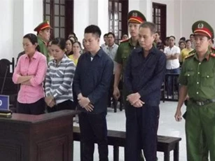 62 năm tù giam cho nguyên Hiệu trưởng và 3 nhân viên tham ô tài sản