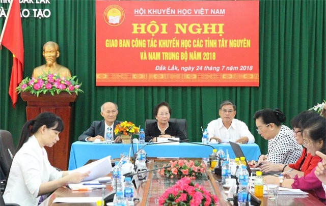Đắk Lắk: Chủ tịch Hội Khuyến học Việt Nam trao 600 triệu đồng học bổng đến học sinh nghèo