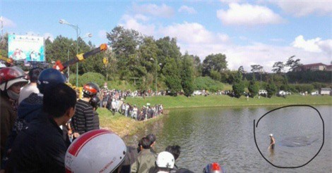 Lâm Đồng: Xe tải “bay” xuống hồ Xuân Hương, 2 người may mắn thoát chết