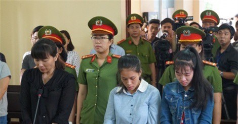 Bảo mẫu "dạy" trẻ mầm non bằng... dao, bình nước, nắp xoong