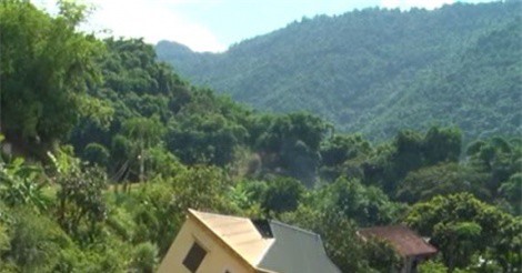 Hòa Bình: Kinh hãi nhìn ngôi nhà 2 tầng cheo leo bên bờ vực