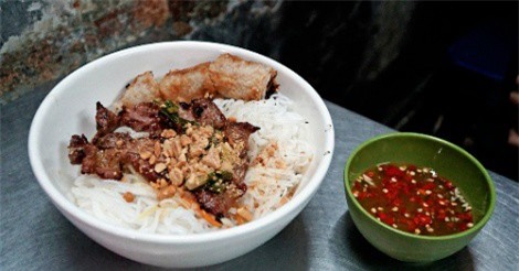 Quán bún thịt nướng hơn nửa thế kỷ dưới gầm chung cư Sài Gòn