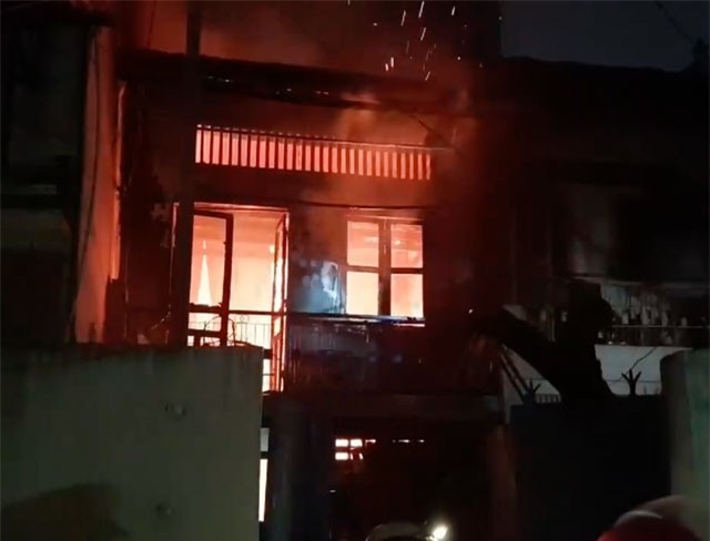 TPHCM: Cháy nhà 2 tầng trong hẻm, cả khu phố náo loạn