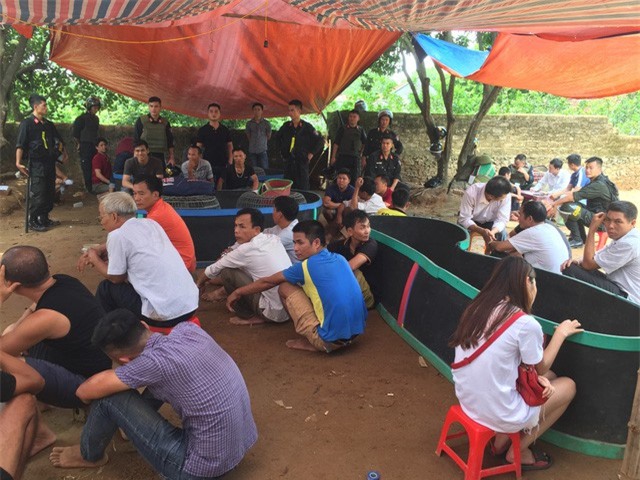 Bắt giữ hơn 60 đối tượng đang say sưa đá gà và hơn 400 triệu đồng