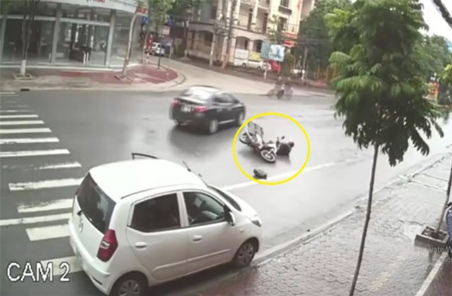 Clip: Mở cửa đột ngột, nữ tài xế gây tai nạn nghiêm trọng