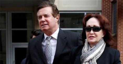 Cựu trợ lý của Trump chi 18.000 USD mua dàn karaoke