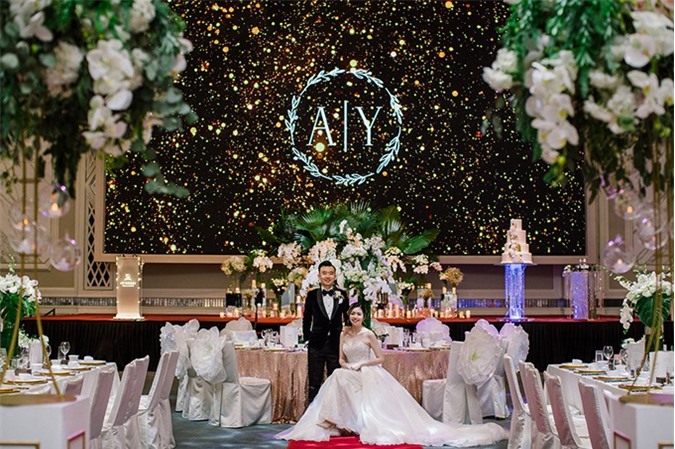 Đám cưới minimalist được trang trí bằng cây rừng nhiệt đới