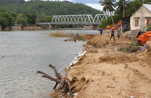 Dân bức xúc cát tặc, tỉnh dừng cấp phép khai thác cát