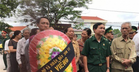 Dòng người xếp hàng chờ viếng hai phi công hy sinh trong vụ rơi máy bay