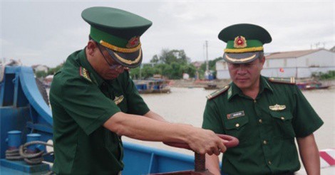 Nghệ An: Bắt giữ tàu vận chuyển số lượng lớn dầu trái phép