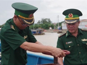 Nghệ An: Bắt giữ tàu vận chuyển số lượng lớn dầu trái phép