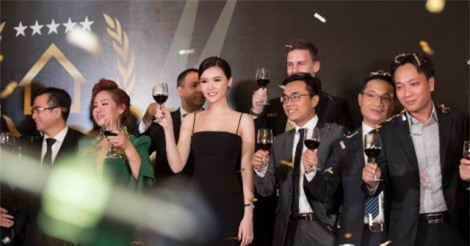 Nữ hoàng sắc đẹp toàn cầu Ngọc Duyên tái xuất sau sinh con