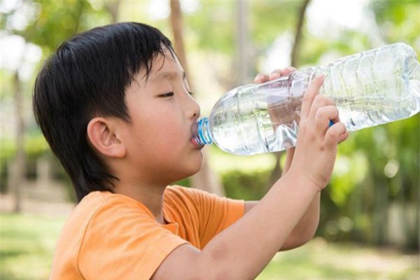 Sai lầm của bố mẹ khi cho trẻ uống nước