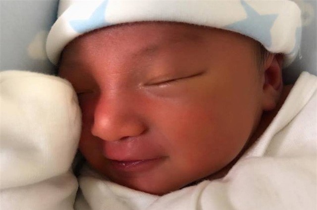 Thuý Diễm - Lương Thế Thành "khoe" con trai đầu lòng sau 1 tháng giấu kín