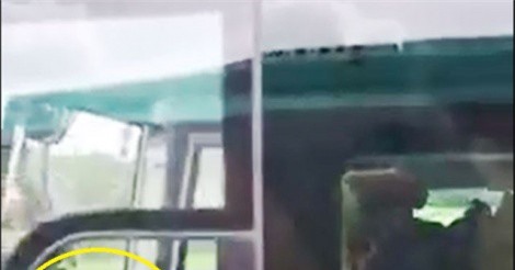 Cà Mau: Sa thải tài xế dùng chân lái xe trên cao tốc