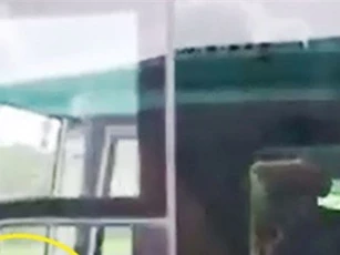 Cà Mau: Sa thải tài xế dùng chân lái xe trên cao tốc