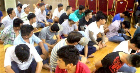 Cảnh sát vây ráp sòng bạc trong nhà hàng tiệc cưới ở Bình Dương