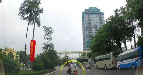 Chuyện thật như đùa: Người đàn ông ngủ gục trên xe máy giữa đường Hà Nội