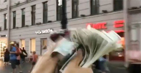 Clip: “Choáng” với thú chơi vừa đi siêu xe, vừa rải tiền của hội con nhà giàu