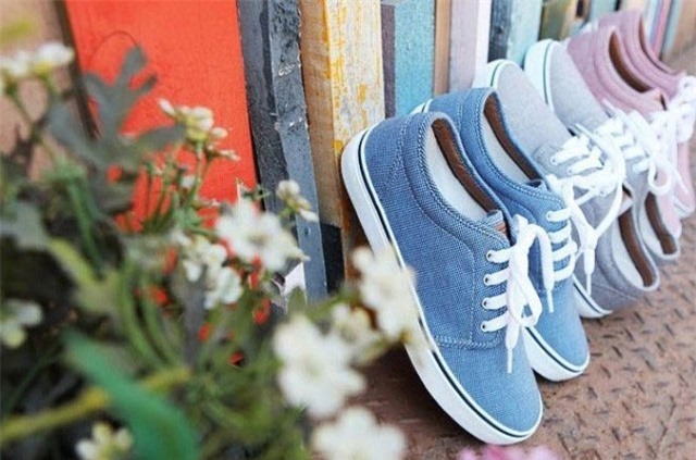 Mẹo giặt giày vải không bị phai màu