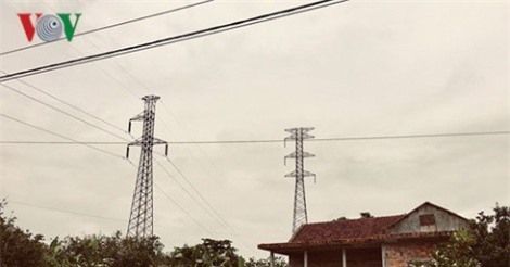 Người dân lo lắng khi sống dưới đường dây điện cao thế ở Huế