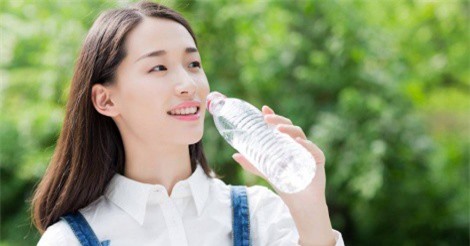 Những thời điểm không nên uống nước