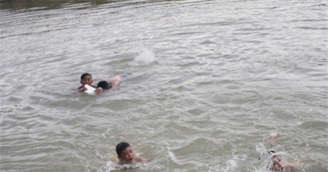 Rủ nhau tắm khe, ba trẻ nhỏ đuối nước thương tâm