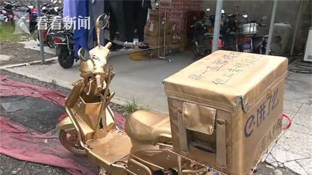 Shipper chơi trội “mạ vàng” cả xe máy, gắn biển 888888