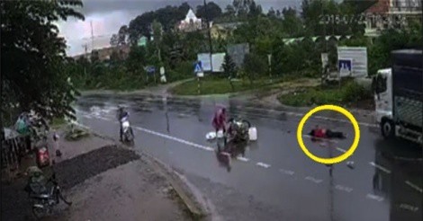 Clip: Chạy xe máy với tốc độ ‘bàn thờ’, 2 người chết, 1 người bị thương