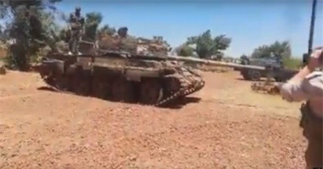 Clip: Phiến quân Al-Nusra lũ lượt "dâng" vũ khí cho quân đội Syria gần Golan