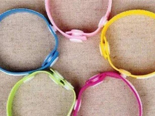 Cẩn trọng khi cho trẻ đeo vòng tay chống muỗi