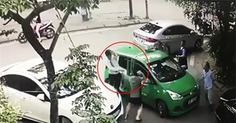Chủ xe Mercedes đập gạch vào đầu tài xế taxi bị khởi tố