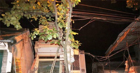 Hòa Bình: Hàng loạt nhà dân bị "trượt" xuống sông Đà trong đêm