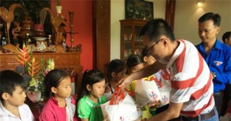 Tân Hiệp Phát trao học bổng cho học sinh có hoàn cảnh khó khăn ở Tiền Giang