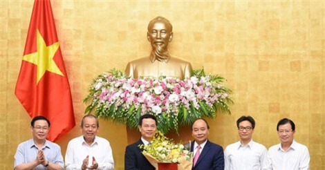 Thủ tướng trao Quyết định giao quyền Bộ trưởng TT&TT cho ông Nguyễn Mạnh Hùng