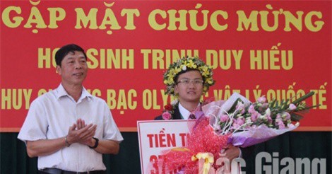 Bí thư Tỉnh ủy Bắc Giang trao bằng khen đến tài năng trẻ Olympic Vật lý 2018