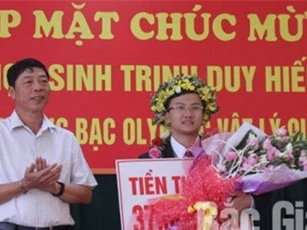 Bí thư Tỉnh ủy Bắc Giang trao bằng khen đến tài năng trẻ Olympic Vật lý 2018