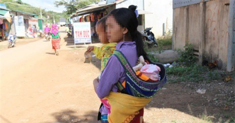 Đắk Nông: Những người mẹ trẻ sinh con từ thuở 12